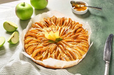 tablo üzerinde tatlı elma pasta