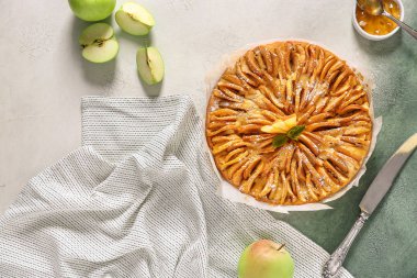 tablo üzerinde tatlı elma pasta