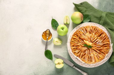 tablo üzerinde tatlı elma pasta