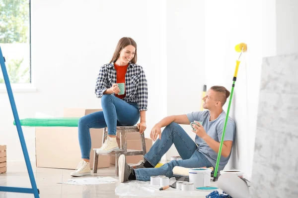 Happy young couple resting during repair of their new house — Stock Photo, Image