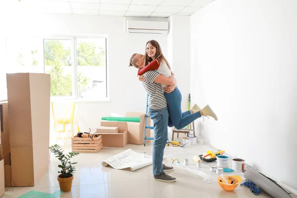 Feliz joven pareja durante la reparación en su nueva casa — Foto de Stock