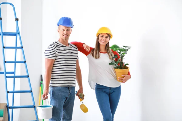 Feliz joven pareja haciendo reparación en su nueva casa — Foto de Stock