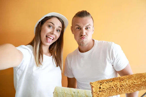 Legrační mladý pár, který si při opravě v novém domě dělal srandu — Stock fotografie