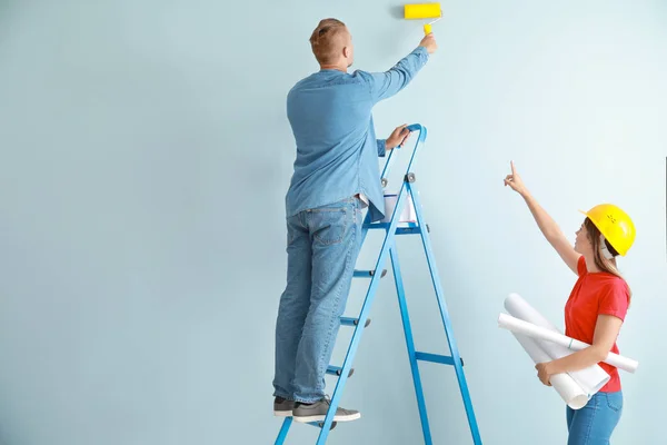 Feliz joven pareja haciendo reparación en su nueva casa — Foto de Stock