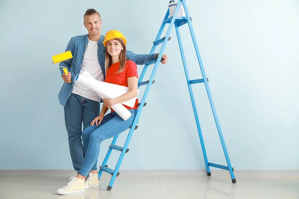 Glada unga par gör reparation i sitt nya hus — Stockfoto