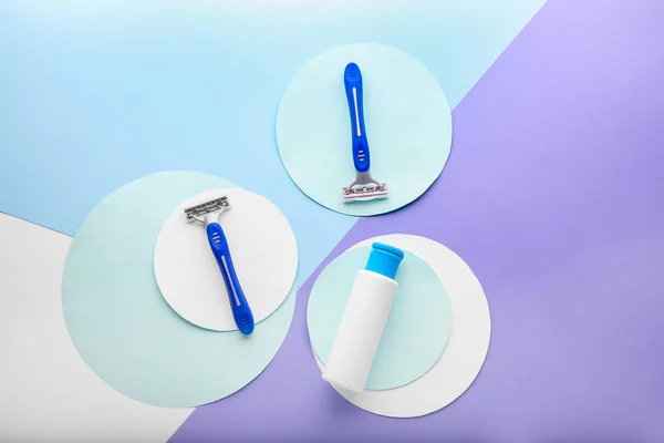 Composition with razors on color background — Stock Photo, Image