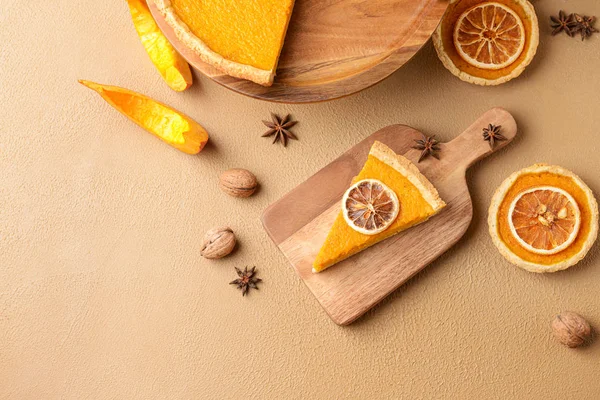 Composição com torta de abóbora saborosa na mesa — Fotografia de Stock