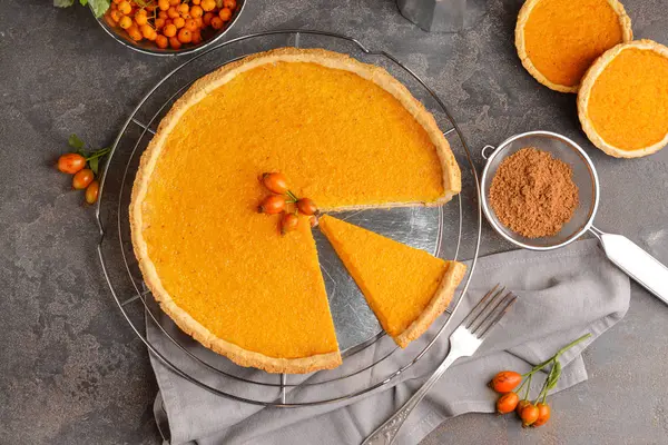 Sabroso pastel de calabaza en la mesa — Foto de Stock