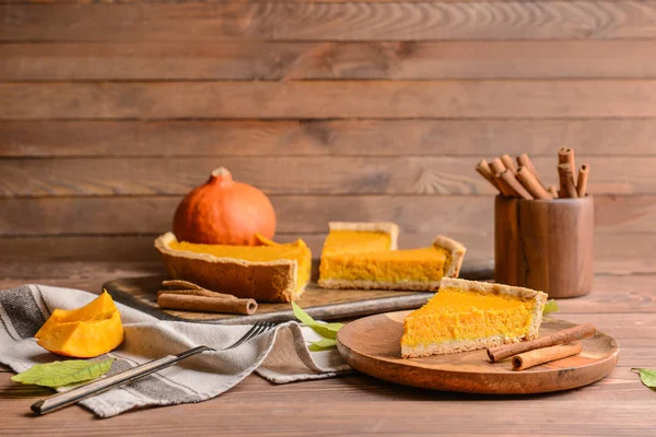 Composición con sabroso pastel de calabaza en la mesa — Foto de Stock