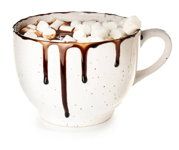 Чашка горячего шоколада с зефиром на белом фоне — стоковое фото