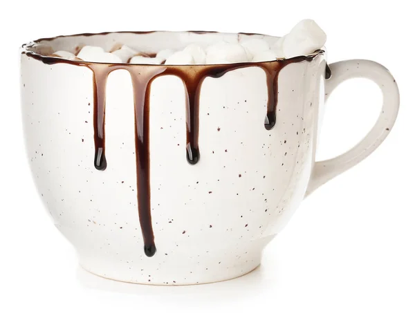 Xícara de chocolate quente com marshmallows no fundo branco — Fotografia de Stock