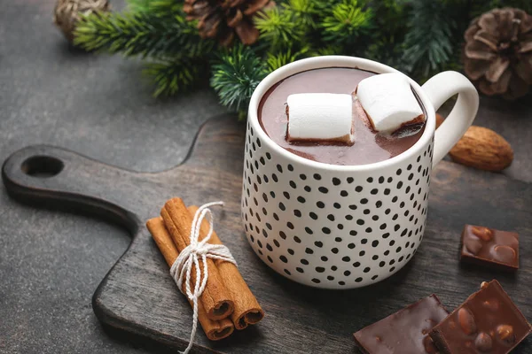 Чашка горячего шоколада с зефиром на деревянной доске — стоковое фото