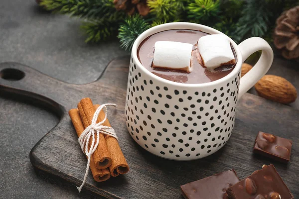 Secangkir cokelat panas dengan marshmallow di papan kayu — Stok Foto