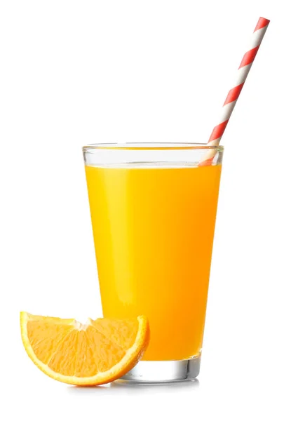 Vaso de zumo de naranja fresco sobre fondo blanco —  Fotos de Stock