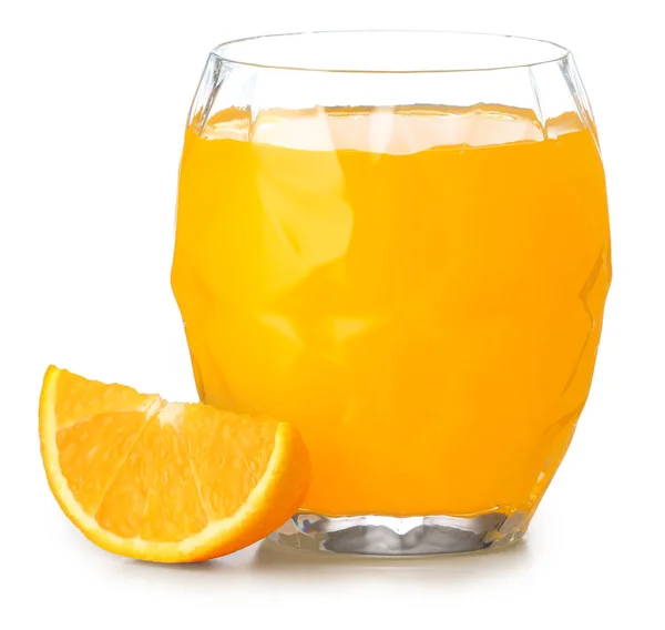 Sklenice čerstvé pomerančové šťávy na bílém pozadí — Stock fotografie