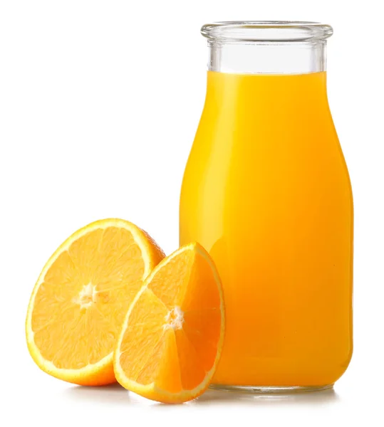 Láhev čerstvé pomerančové šťávy na bílém pozadí — Stock fotografie