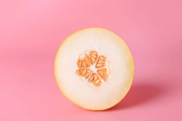 Hälften av mogen melon på färg bakgrund — Stockfoto