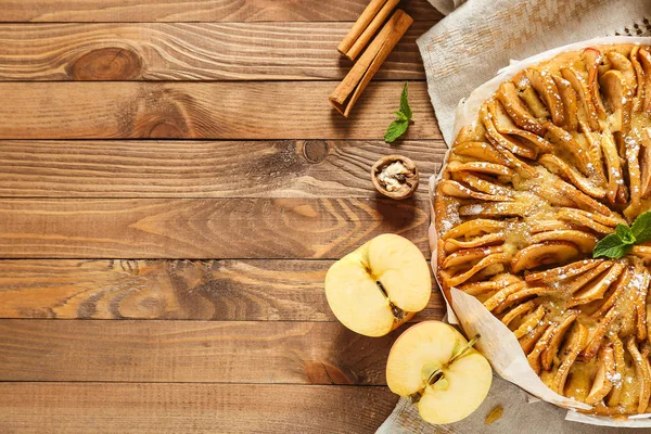 Sweet apple pie on wooden table — Stock Photo, Image