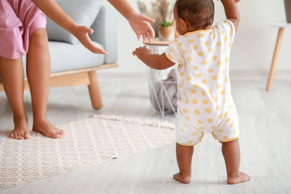 Lindo bebé aprendiendo a caminar en casa — Foto de Stock