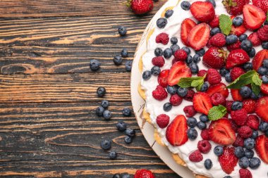 Ahşap masada lezzetli berry pasta