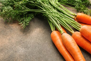 Grunge arka planda taze havuç