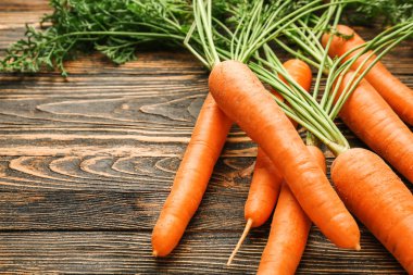 Ahşap zemin üzerinde taze havuç