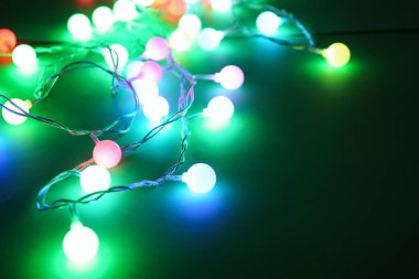 Koyu arka planda güzel Noel ışıkları