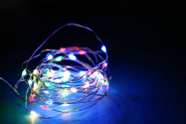 Koyu arka planda güzel Noel ışıkları