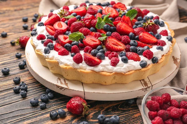 Torta de baga saborosa em mesa de madeira — Fotografia de Stock