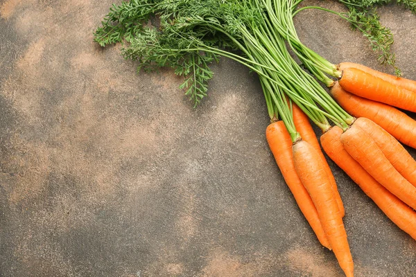 Fresh carrots on grunge background — Stock Photo, Image