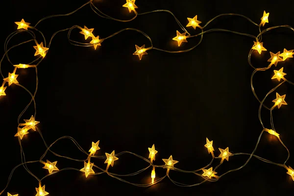 Keret készült gyönyörű karácsonyi fények a sötét háttér — Stock Fotó