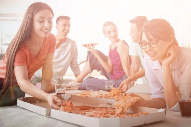 Gençler evde lezzetli pizza yiyor