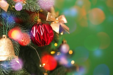 Renkli arka planda güzel Noel ağacı, closeup