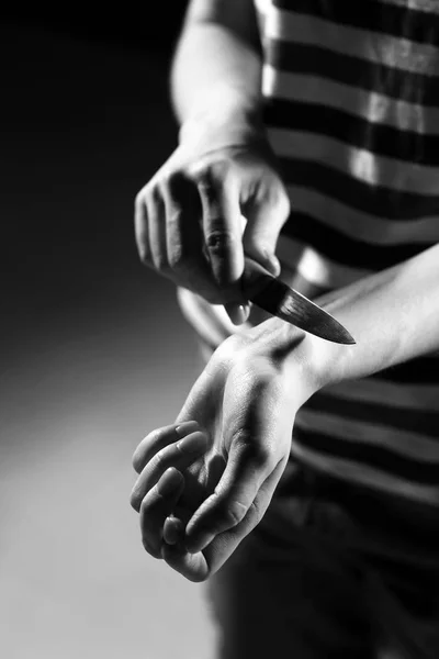 黑白照片的妇女切割静脉用刀，特写。自杀概念 — 图库照片