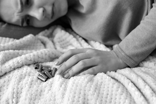 Foto en blanco y negro de una joven deprimida con balas pensando en suicidarse — Foto de Stock