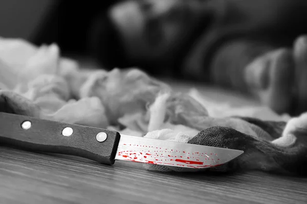 Przebarwiony nóż i martwy człowiek na podłodze. Koncepcja samobójstw — Zdjęcie stockowe