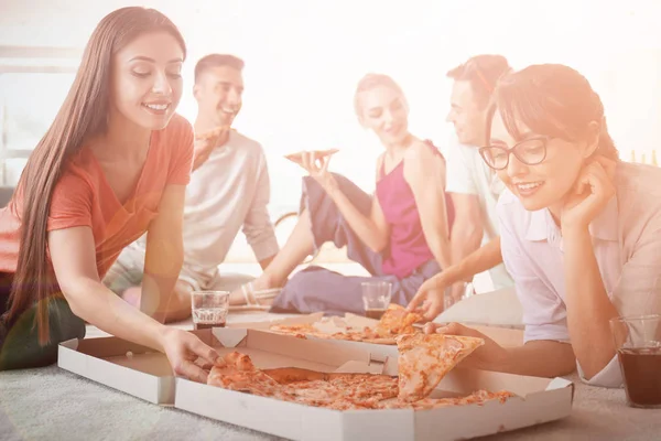 Молодые люди едят вкусную пиццу дома — стоковое фото