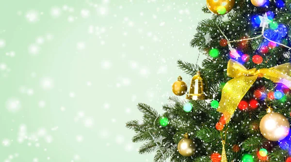 Mooie kerstboom op kleur achtergrond, close-up — Stockfoto