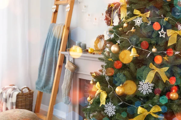 Bellamente decorado árbol de Navidad en la habitación —  Fotos de Stock