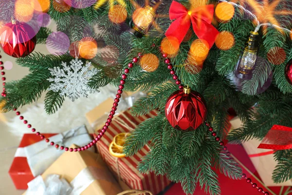 선물 상자, 클로즈업으로 아름답게 장식 된 크리스마스 트리 — 스톡 사진