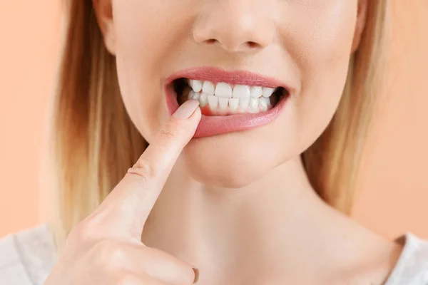 Woman with gum inflammation on color background, closeup — Stock Photo, Image