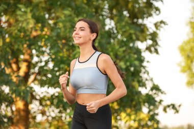 Dışarı koşan genç bir kadın.