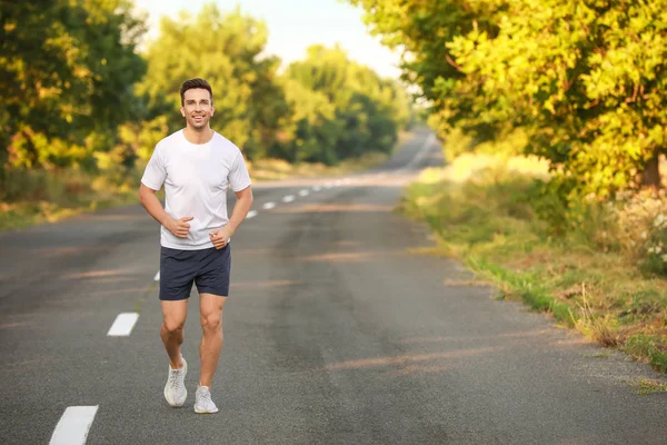 Deportivo joven corriendo al aire libre —  Fotos de Stock