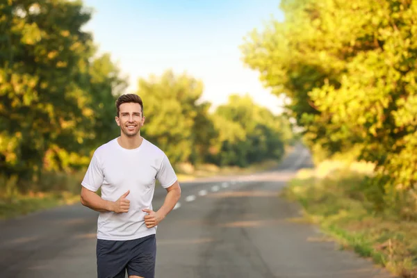 Giovane sportivo che corre all'aperto — Foto Stock