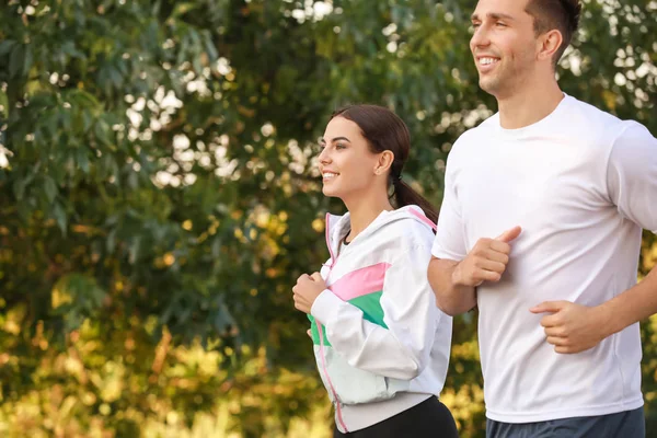 Deportiva joven pareja corriendo al aire libre — Foto de Stock