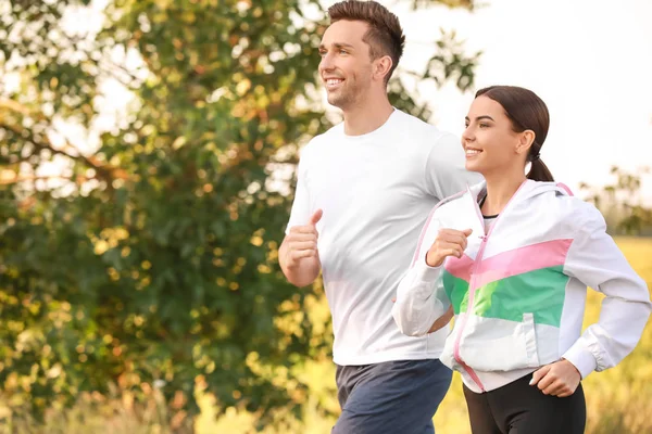 Deportiva joven pareja corriendo al aire libre — Foto de Stock