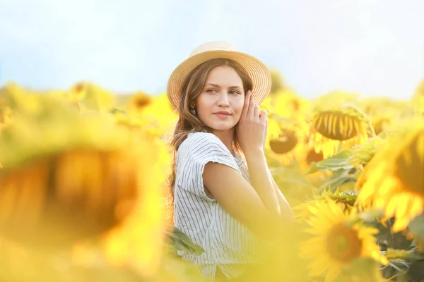 Yaz gününde ayçiçeği tarlasında güzel genç kadın — Stok fotoğraf