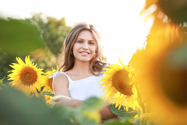 Mulher bonita no campo de girassol no dia de verão — Fotografia de Stock