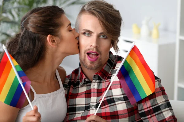 Portrait de couple transgenre heureux avec des drapeaux gays à la maison — Photo