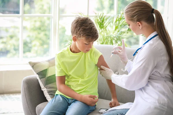 Médico que administra insulina para menino diabético em casa — Fotografia de Stock